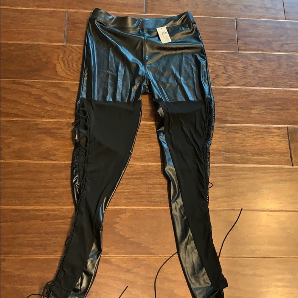 NWT A & O International Leggings